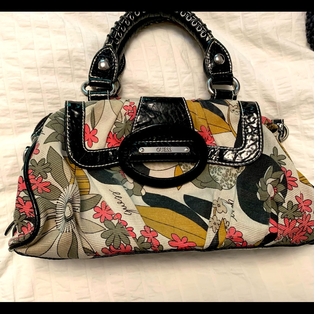 Loved this Guess bag 💕I have to downsize my collection. Open to offers 😉